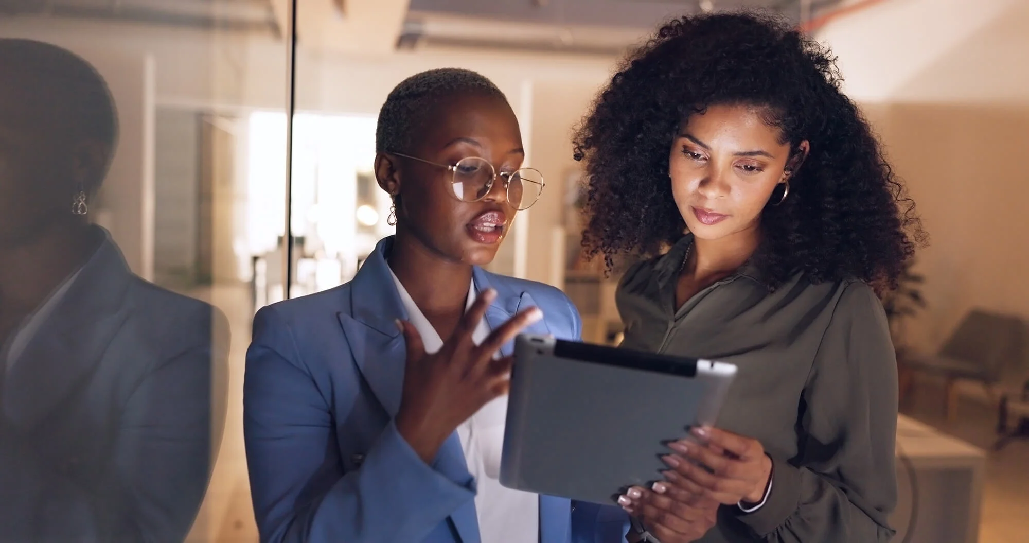 Black women, business and tablet